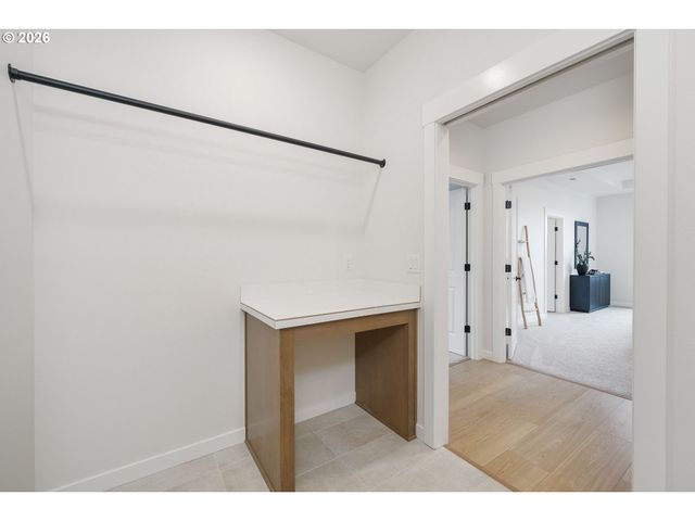 2329 E WOLFPACK St, La Center, WA 98629