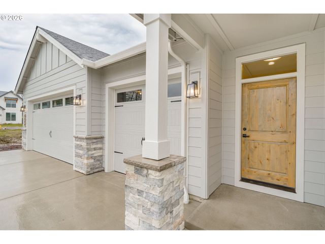 2329 E WOLFPACK St, La Center, WA 98629