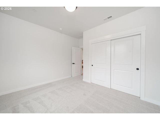 2329 E WOLFPACK St, La Center, WA 98629