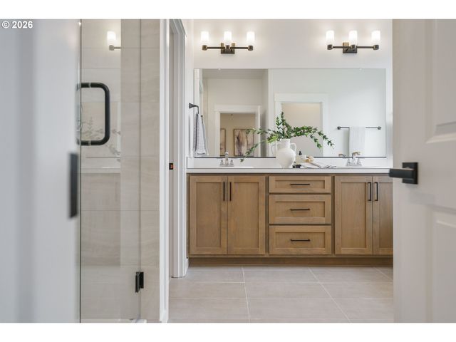2329 E WOLFPACK St, La Center, WA 98629