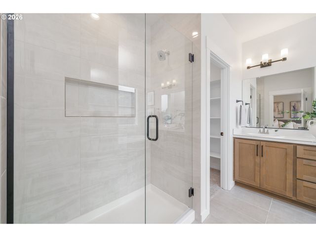 2329 E WOLFPACK St, La Center, WA 98629