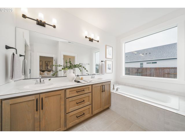 2329 E WOLFPACK St, La Center, WA 98629
