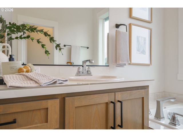 2329 E WOLFPACK St, La Center, WA 98629