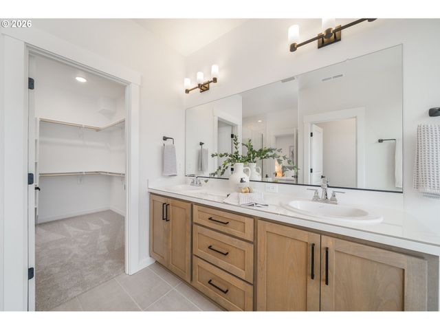 2329 E WOLFPACK St, La Center, WA 98629