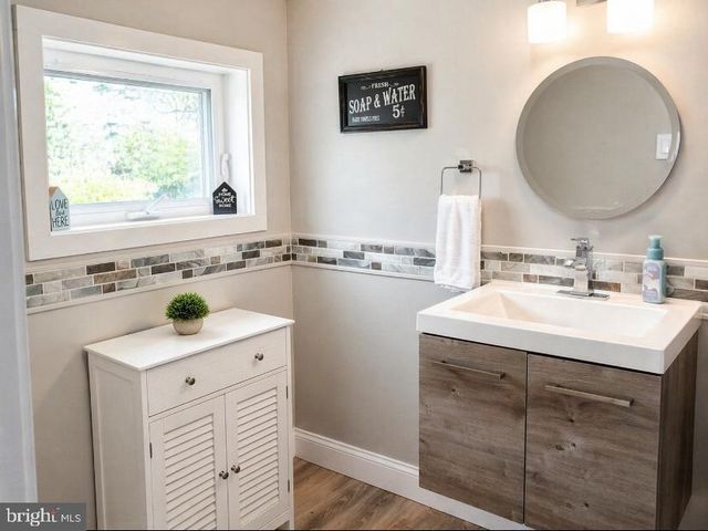 2047 WALNUT ST, Holmes, PA 19043