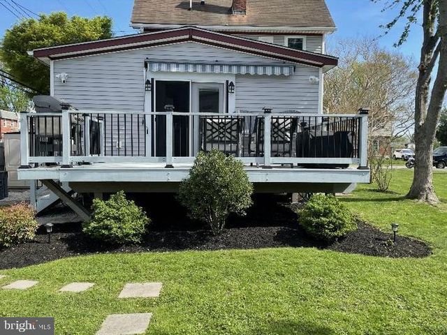 2047 WALNUT ST, Holmes, PA 19043