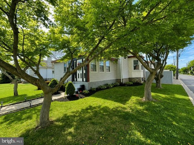 2047 WALNUT ST, Holmes, PA 19043