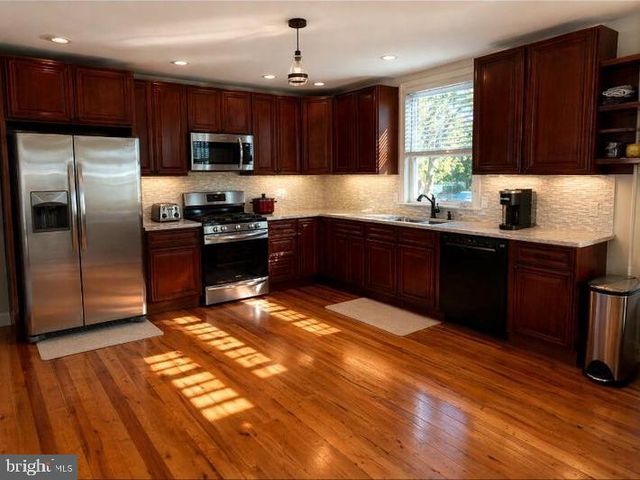 2047 WALNUT ST, Holmes, PA 19043