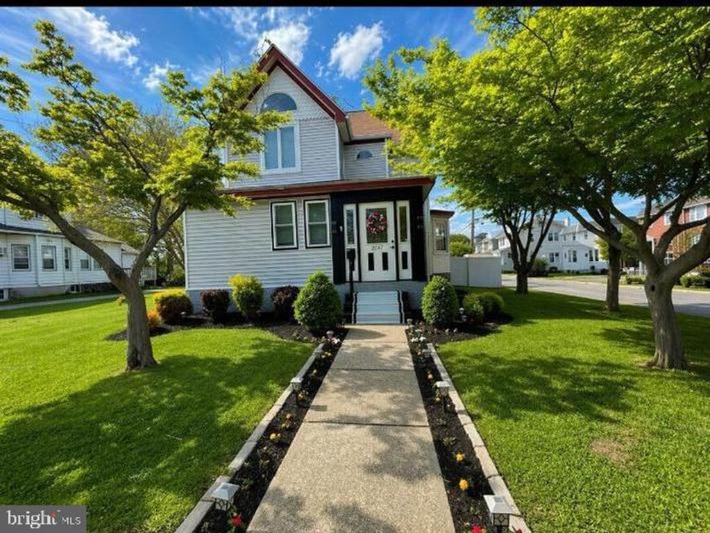 2047 WALNUT ST, Holmes, PA 19043