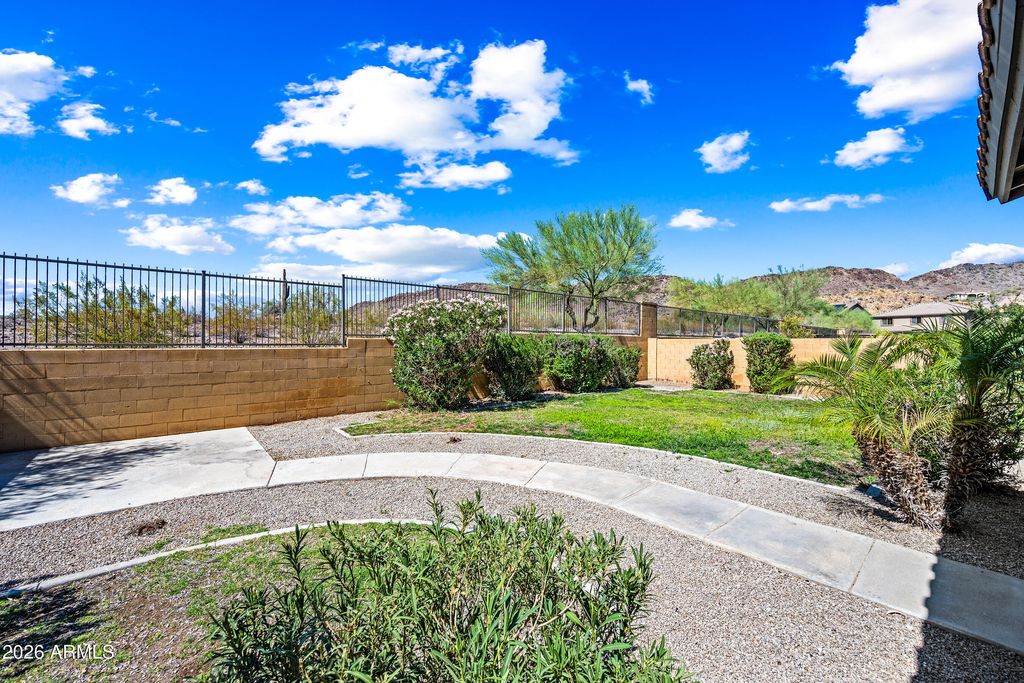 9114 W WHITE FEATHER Lane, Peoria, AZ 85383 — photo 4