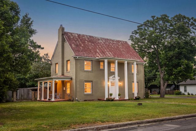 948 Maple ST, Lockhart, TX 78644