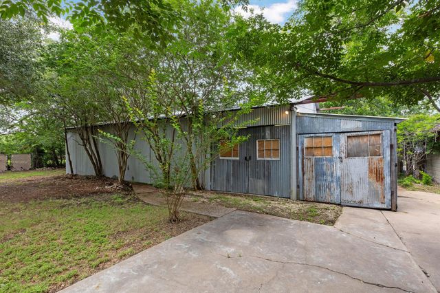 948 Maple ST, Lockhart, TX 78644