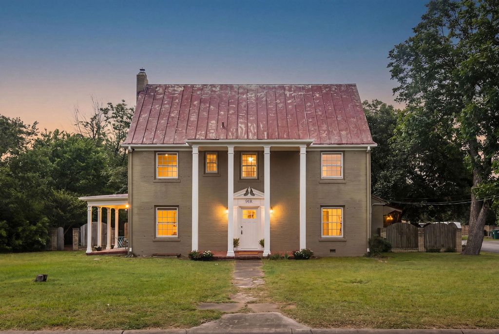 948 Maple ST, Lockhart, TX 78644