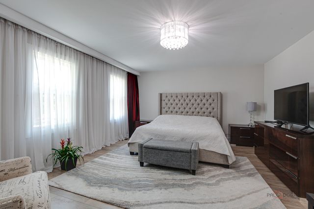 5190 Chambers Drive, Hoffman Estates, IL 60010