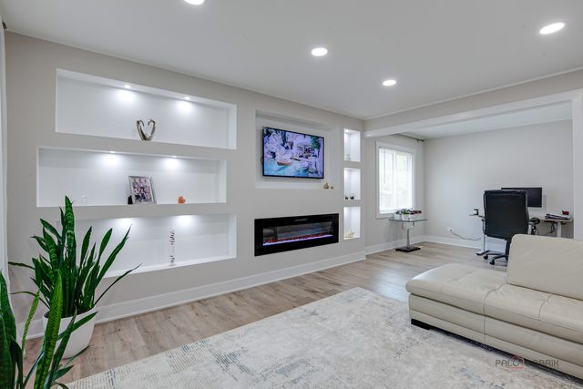 5190 Chambers Drive, Hoffman Estates, IL 60010