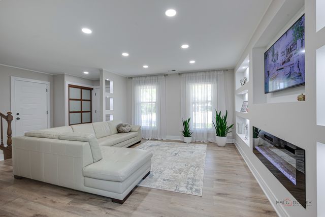 5190 Chambers Drive, Hoffman Estates, IL 60010