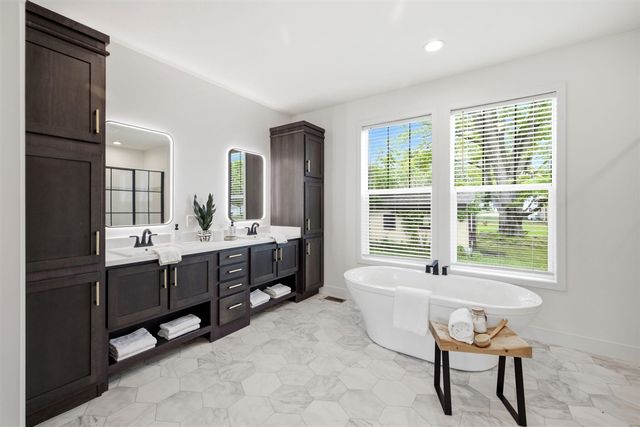 407 Sherwood Avenue, Three Oaks, MI 49128