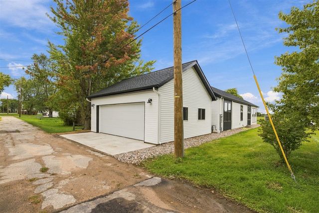 407 Sherwood Avenue, Three Oaks, MI 49128