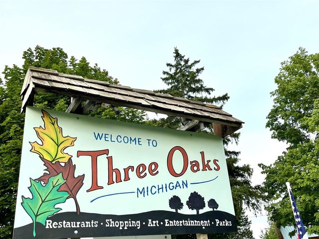 407 Sherwood Avenue, Three Oaks, MI 49128