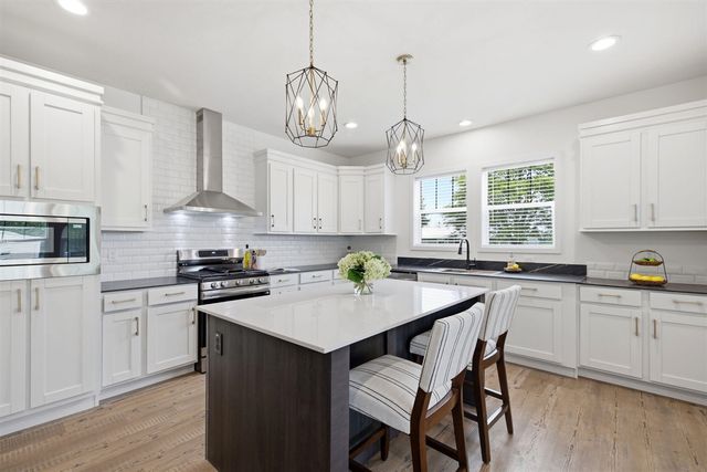 407 Sherwood Avenue, Three Oaks, MI 49128