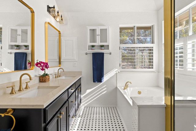 8213 Cheno Cortina TRL, Austin, TX 78749