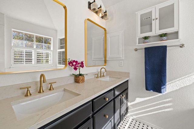 8213 Cheno Cortina TRL, Austin, TX 78749