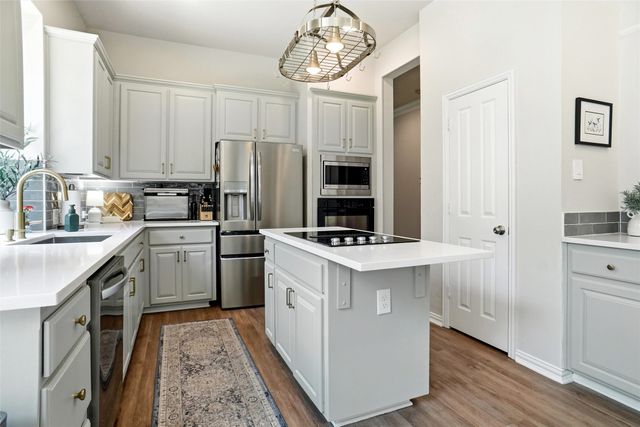 2433 Folkstone Way, Bedford, TX 76021