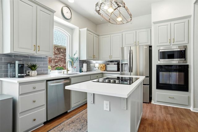 2433 Folkstone Way, Bedford, TX 76021