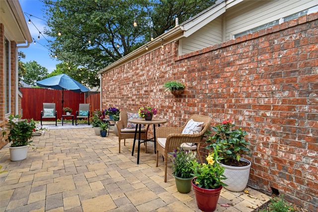 2433 Folkstone Way, Bedford, TX 76021