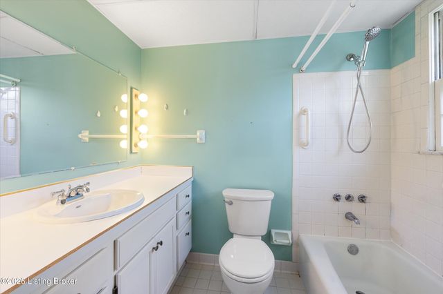 201 Ramsgate Gardens Ct APT 104, Louisville, KY 40207