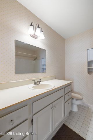 201 Ramsgate Gardens Ct APT 104, Louisville, KY 40207