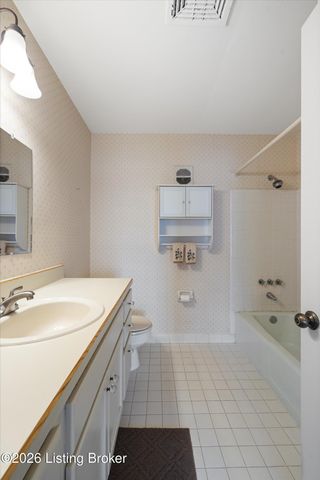 201 Ramsgate Gardens Ct APT 104, Louisville, KY 40207