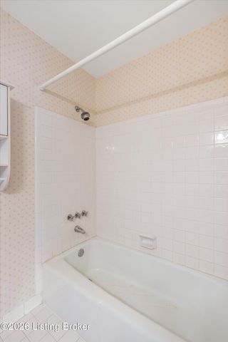 201 Ramsgate Gardens Ct APT 104, Louisville, KY 40207