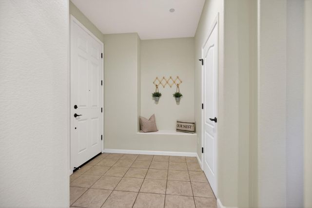 1033 Marseille Ln, Roseville, CA 95747