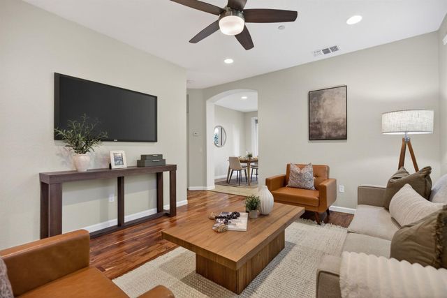 1033 Marseille Ln, Roseville, CA 95747