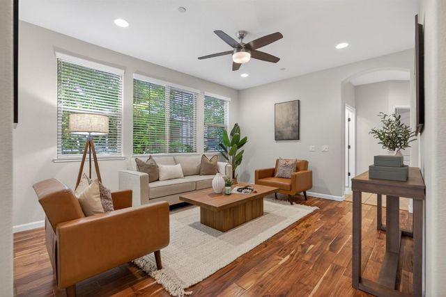 1033 Marseille Ln, Roseville, CA 95747