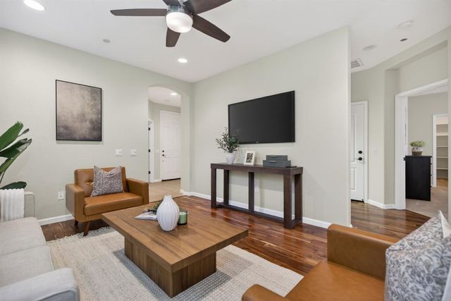 1033 Marseille Ln, Roseville, CA 95747