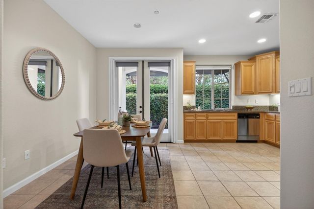 1033 Marseille Ln, Roseville, CA 95747