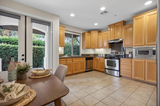 1033 Marseille Ln, Roseville, CA 95747