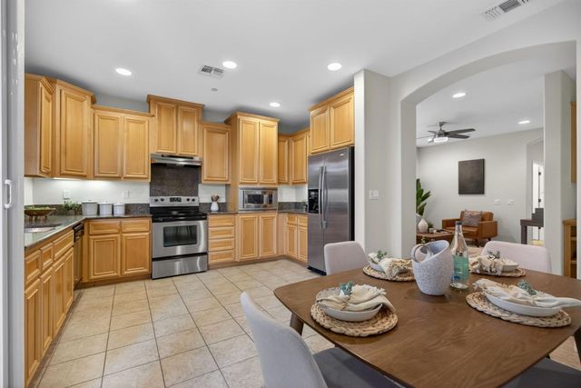 1033 Marseille Ln, Roseville, CA 95747