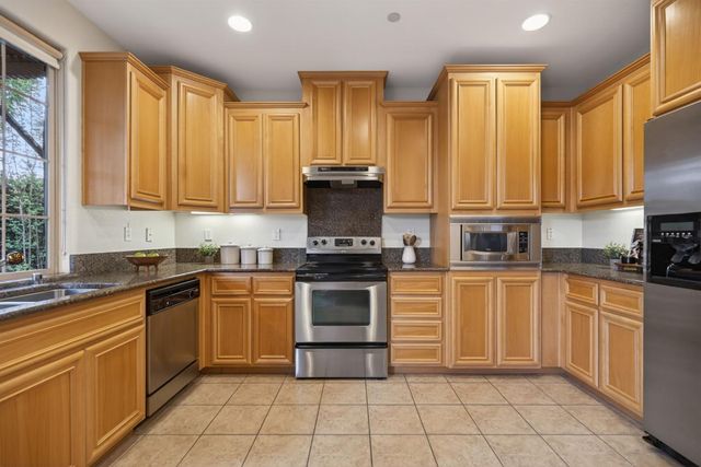 1033 Marseille Ln, Roseville, CA 95747