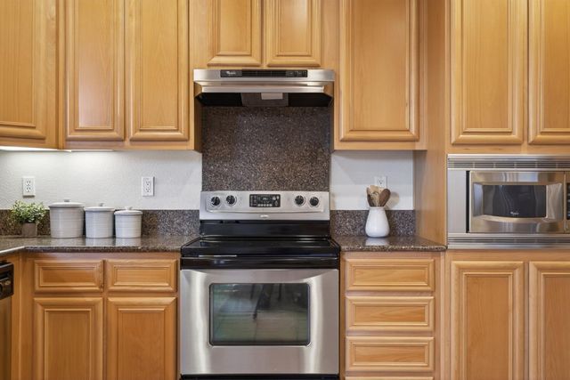 1033 Marseille Ln, Roseville, CA 95747