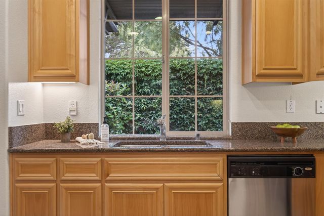 1033 Marseille Ln, Roseville, CA 95747