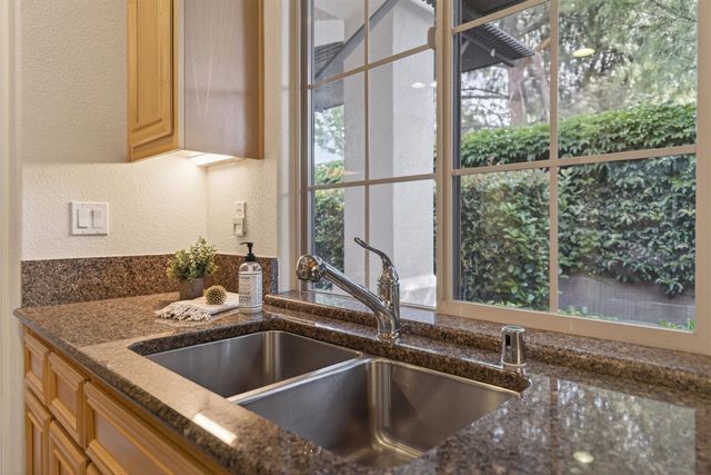 1033 Marseille Ln, Roseville, CA 95747