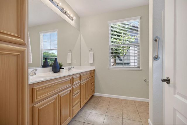 1033 Marseille Ln, Roseville, CA 95747