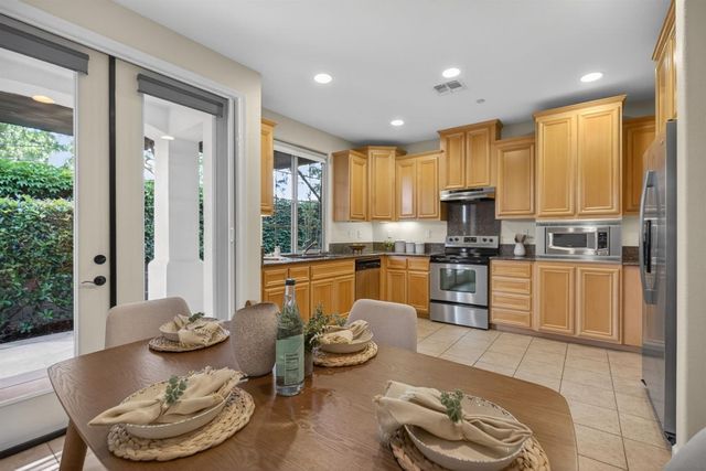 1033 Marseille Ln, Roseville, CA 95747