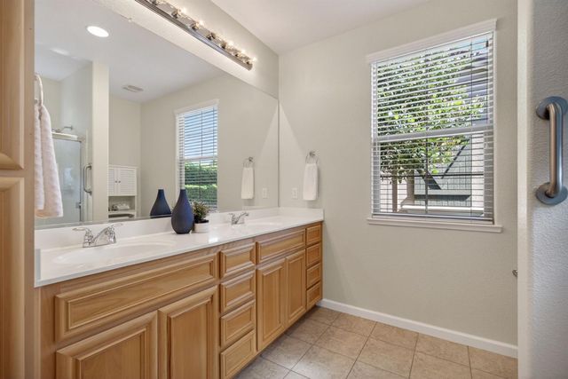 1033 Marseille Ln, Roseville, CA 95747