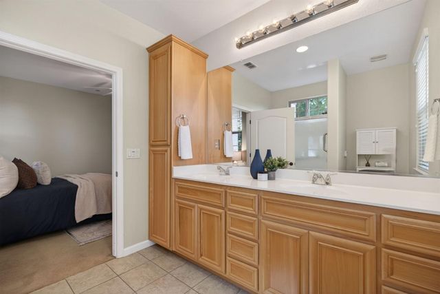 1033 Marseille Ln, Roseville, CA 95747