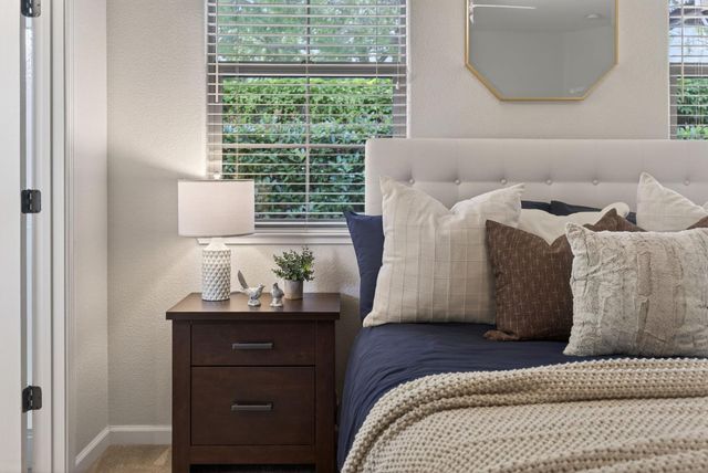 1033 Marseille Ln, Roseville, CA 95747