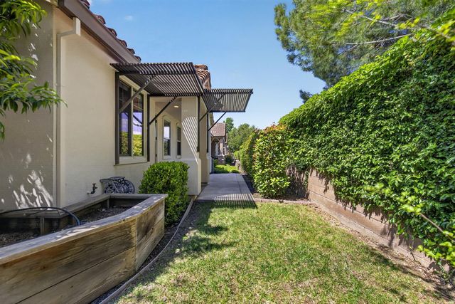 1033 Marseille Ln, Roseville, CA 95747